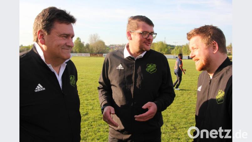Die Macher beim FSV Tirschenreuth, von links Spielleiter Jürgen Rieger, Spielertrainer Tobias Stilp und der Trainer für die neue Saison, Tomas Buric. Bild: kro