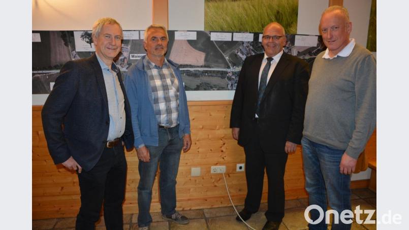Stellten in einer Informationsveranstaltung den Maiersreuthern und den Hardeckern die Pläne für den Ausbau ihrer Ortsdurchfahrt vor. Mit dabei waren (von links) Baudirektor Gerhard Kederer, Bauleiter Hans Gschrey, Bürgermeister Klaus Meyer und Bautechniker Martin Bäumler, (alle vom Straßenbauamt Amberg-Sulzbach). Bild: jr