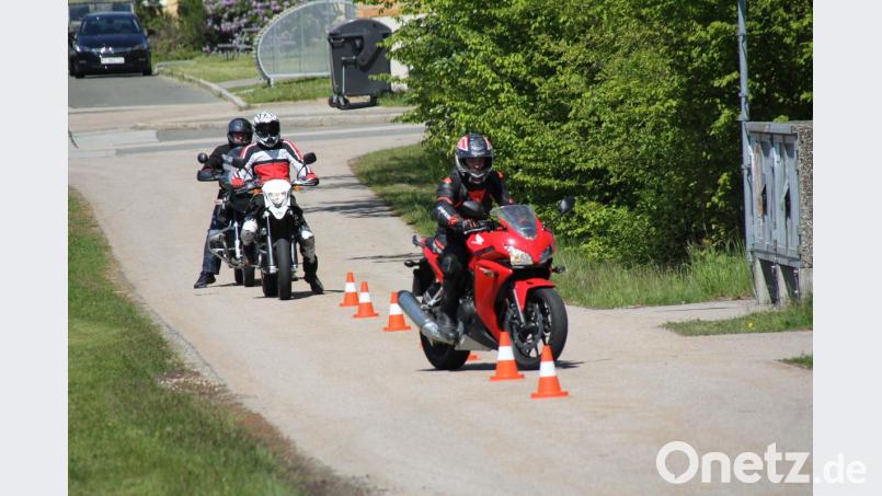 In Theorie und Praxis wurden die Motorradfahrer durch die Referenten der Verkehrswacht geschult. Das Üben soll den Bikern ein großes Maß an Sicherheit bei der Ausfahrt geben. Bild: frd