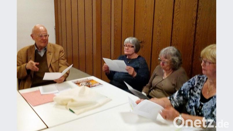 Pfarrer Richard Haas (links) erzählt den Frauen von Konstantin Tischendorf. Bild: R. Kreuzer