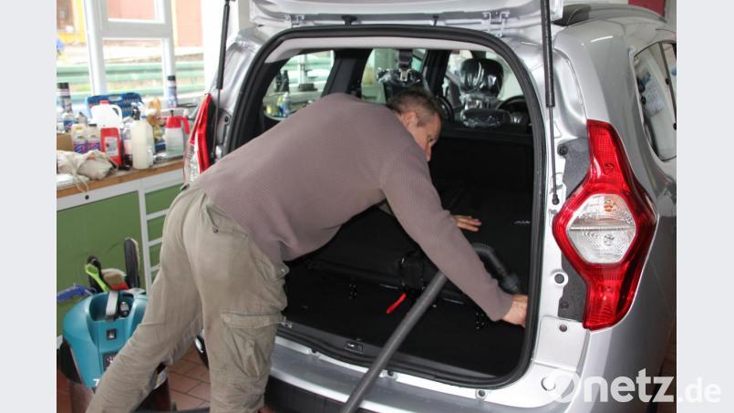 Wer sein Auto liebt, der reinigt auch den Kofferraum regelmäßig. Für Jürgen Bindl gehört er zu einer intensiven Innenreinigung mit dazu. Bild: kro