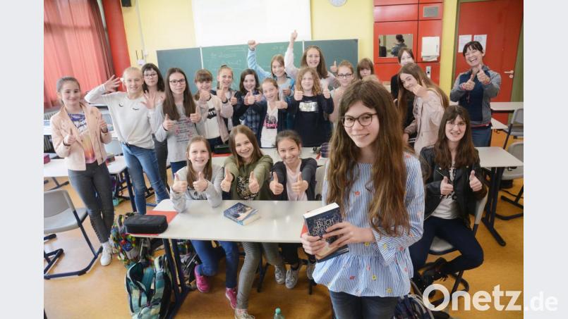 Emily Hofmann (Vordergrund) tritt am 27. Mai beim Bayerischen Finale des Vorlesewettbewerbs in München an. Ihre Klasse und die betreuende Lehrkraft Doris Weigl (hinten, rechts) drücken ihr fest die Daumen. Bild: Gabi Schönberger