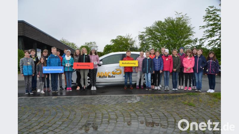 Die Fünftklässler der Realschule werden die Formel &quot;Reaktionsweg + Bremsweg = Anhalteweg&quot; nicht mehr vergessen, denn beim ADAC-Aktionstag &quot;Hallo Auto&quot; zog sich diese Formel durch die Lehrstunden. Bild: dob