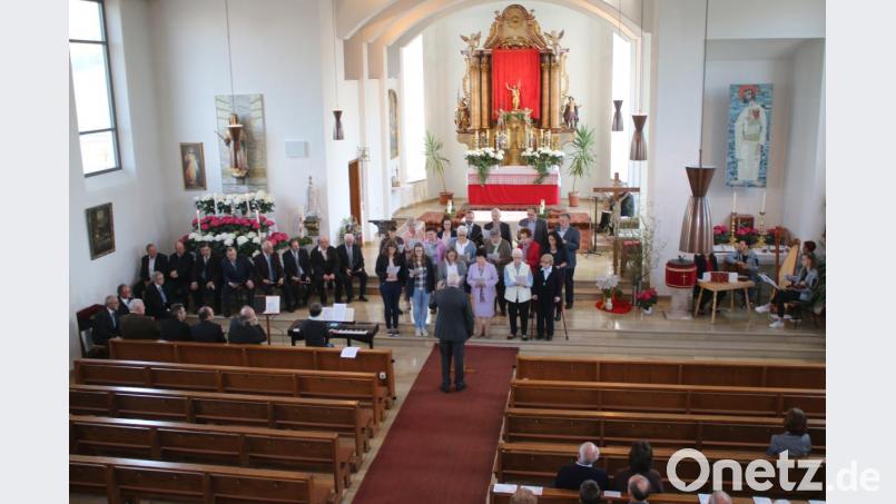 Der Männergesangsverein Trabitz-Neustadt am Kulm und der Kirchenchor Burkhardsreuth feiern das erste Mariensingen in der St.-Jakobus-Kirche. Bild: sne