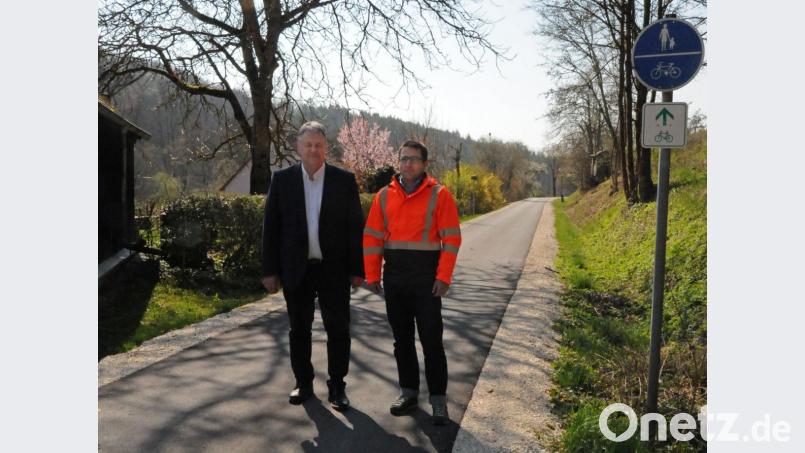 Landrat Richard Reisinger und Matthias Kolb (von links) beim Ortstermin an der Ortsdurchfahrt von Leidersdorf Bild: Hollederer, Christine