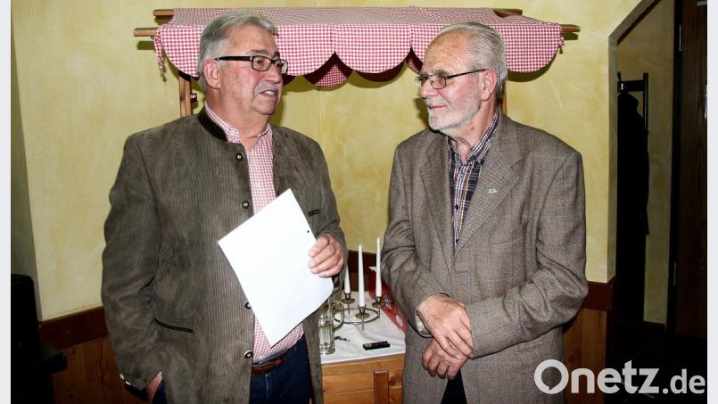 Mit-Vorsitzender Friedrich Haubner (rechts) bedankte sich bei Dietmar Hermann für den „Spitzenvortrag“. Bild: wro