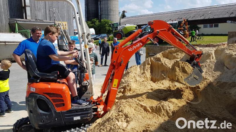 Viele Attraktionen wurden den Kindern beim Raiffeisen-Markt geboten. Besonders das Baggern hat es den Buben unter der Aufsicht von Josef Hierold jun. angetan. Bild: gi