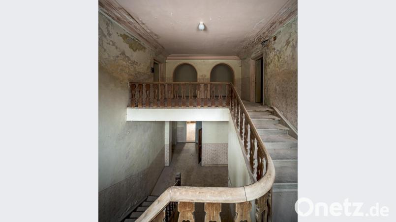 Über zwei Stockwerke zieht sich das Treppenhaus. In den unteren Geschossen ist eher an eine museale Nutzung gedacht, in den oberen entwickelt die KZ-Gedenkstätte zusammen mit der Universität Regensburg mögliche Verwendungen. Bild: Rainer Viertlböck