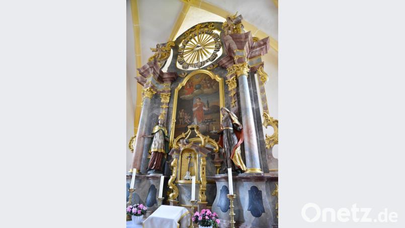 Das Hochaltarbild zeigt den Heiligen Laurentius mit dem Rost und der Flamme, auf dem er der Legende nach zu Tode gequält worden sein soll. Bild: Günter Moser