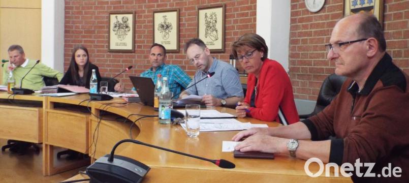 2. Bürgermeisterin Birgit Singer Grimm leitete in Abwesenheit von Roland Strehl die Sitzung des Haupt- Finanz und Werkausschusses, neu dabei für die Kämmerei Lisa Hirsch.
Von links: WEK-Leiter Günter Karzmarczyk, Lisa Hirsch und Kämmerer Reinhold Wagner, Hauptamtsleiter Wolfgang Roggenhofer, Birgit Singer-Grimm, 3. Bürgermeister Hubert Blödt Bild: e