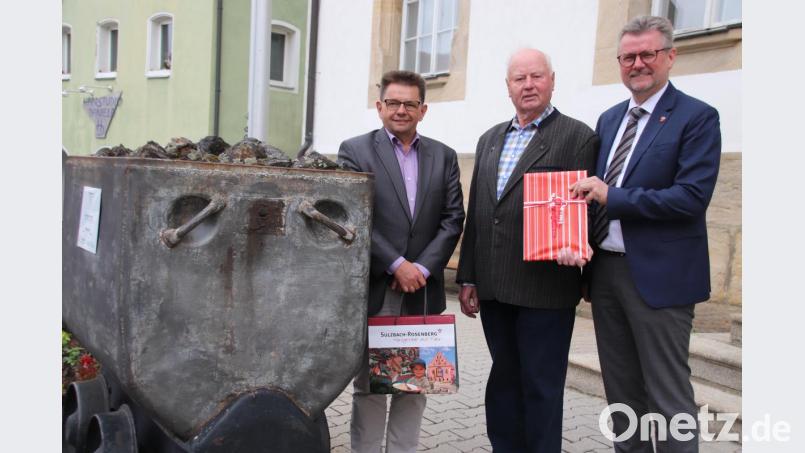 Neben dem Bergwerkshund danken 1. Bürgermeister Michael Göth und Kulturamtsleiter Fred Tischler Josef Rieder für seine langjährige ehrenamtliche Tätigkeit im Schaustollen Bild: gac