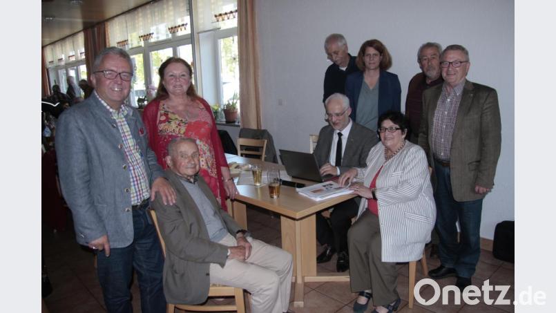 Im Bild die Gestalter zusammen mit dem ältesten Teilnehmer, Josef Sailer. Von links: Toni Dutz, Ulrike Geyer-Rosenthal und Josef Sailer. Außerdem - im rechten Block - von links: Emil und Christina Lehner, Walter Thoma und Zweiter Bürgermeister Fritz Holm. Zudem: Thomas Weiß (am Laptop), daneben Irmgard Hegen. Bild: wro