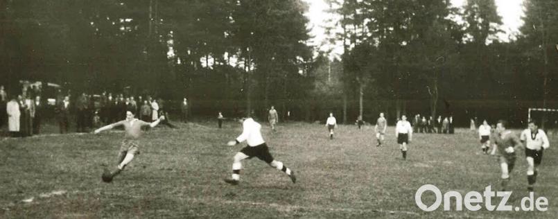 Der erste Sportplatz des SV Kohlberg-Röthenbach war eine Waldwiese bei der Rablmühle. Das tat aber dem Kampfgeist der Spieler keinen Abbruch, wenn es darum ging, den Ball im gegnerischen Tor zu versenken. Der war damals noch aus echtem Leder und braun. Bild: jml