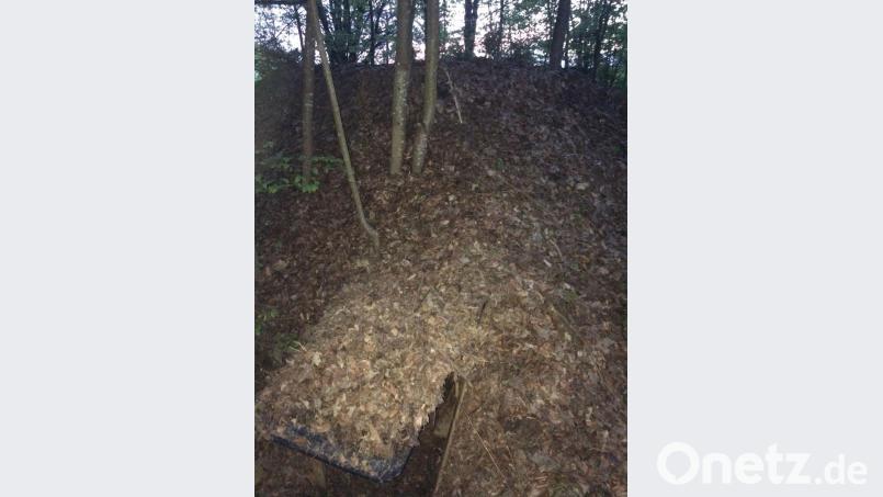 In dieser selbstgebauten Behausung lebte ein "Reichsbürger" mit seinen Kindern. Bild: Polizei Oberfranken