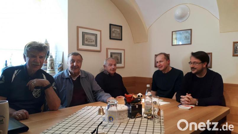 Eine enge Zusammenarbeit beschlossen die Ortsheimatpfleger des südlichen Landkreises bei ihrem Treffen mit Kreisheimatpfleger Jakob Scharf (links). Bild: sja