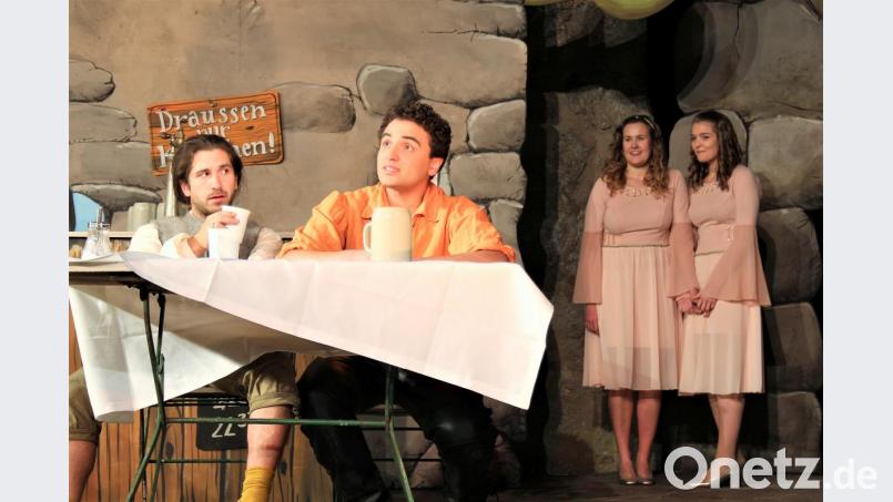 Die beiden Schwestern Liesl (Sophia Janner, rechts) und Susi (Sophia Scherm) halten die Männerwelt ganz schön auf Trab, davon können Toni (David Endress, links) und Peter (Adnan Barami) ein Lied singen. Bild: Holger Stiegler