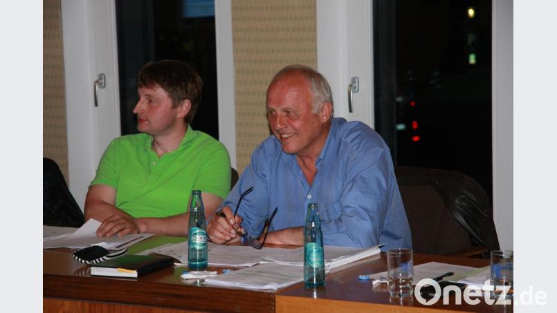 Franz Dürrschmidt (rechts) beklagte eine Verschandelung der Landschaft durch Metallgestelle und Sonnenkollektoren. Links sein Parteikollege Harald Gleißner. Bild: wro