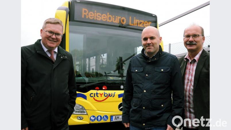 Oberbürgermeister Michael Cerny (links), Unternehmer André Linzer (Mitte) und Hans-Jürgen Haas vom Zweckverband Nahverkehr stellen den 316 000 Euro teuren Hybrid-Bus der Öffentlichkeit vor. Bild: gf