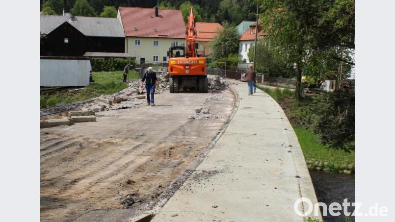 Nicht mehr befahrbar ist in Riglasreuth die Brücke der Kreisstraße TIR 21. Bis voraussichtlich Ende August werden die Sanierungsarbeiten dauern. Bild: soj