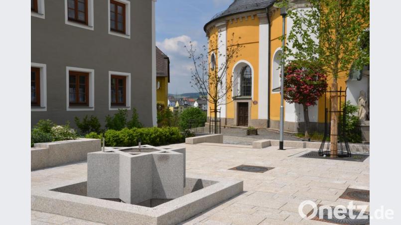 Der Brunnen und der Zoiglstern aus Granit stehen bereit. Am 31. Mai wird die
Skulptur von Künstler Harald Bäumler aufgestellt. Bild: Lowak
