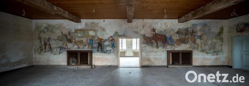 Im ersten Stock des Hauses sind Reste einer NS-Wandmalerei enthalten, die das Steinmetzwesen als Ausbund des handwerklichen Deutschtums verherrlicht. Bild: Rainer Viertlböck