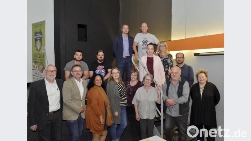 Florian Vogel (oben, links) führt den Stadtjugendring als neuer Vorsitzender in die Zukunft. Er folgt Tobias Reichelt. Weitgehend unverändert in den Positionen bleiben der weitere Vorstand und die beisitzenden Einzelpersönlichkeiten. Bild: Karin Wilck