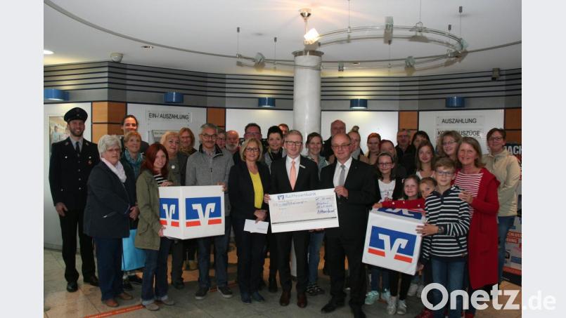 Vorstand Norbert Waldhauser und Prokurist Klaus Wild (vorne mit Scheck) von der Raiffeisenbank Hirschau übergaben Spenden in Höhe von 12 000 Euro an gemeinnützige Vereine und Organisationen aus dem Hirschauer Geschäftsgebiet. Bild: wfw