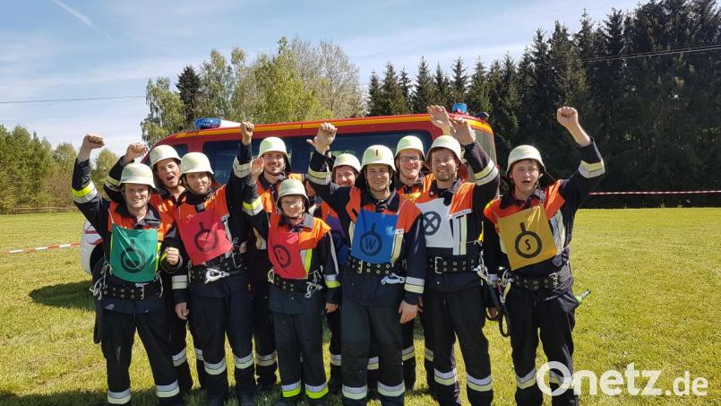 Feuerwehrleute aus Großensterz, Pleußen, Neudorf-Rosenbühl und Königshütte gehörten der gemischten Gruppe an, die unter "Großensterz" antrat. Bild: exb