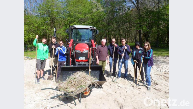 Bild zeigt die Helfer beim Reinigen des Beachvolleyballfeldes in der Selingau mit CSU-Vorsitzenden Wolfgang Söllner (3.v.re.) und der JU-Vorsitzenden Atonia Ritter (2.v.re.) Bild: soj
