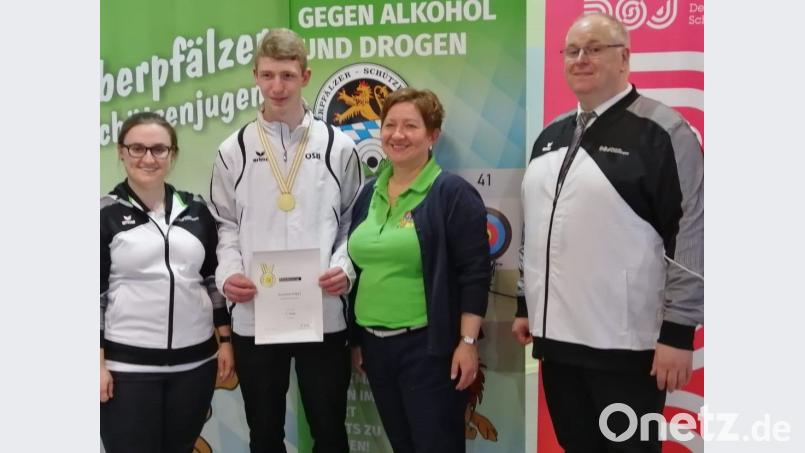 DSB-Vizepräsident Jugend Stefan Rinke (rechts), stellvertretende Bundesjugendleiterin Sport Carina Sauerwald (links) und Landesjugendleiterin Evi Benner-Bittihn (Zweite von rechts) gratulierten Goldmedaillen-Gewinner Andreas Köppl (Zweiter von links). Bild: exb