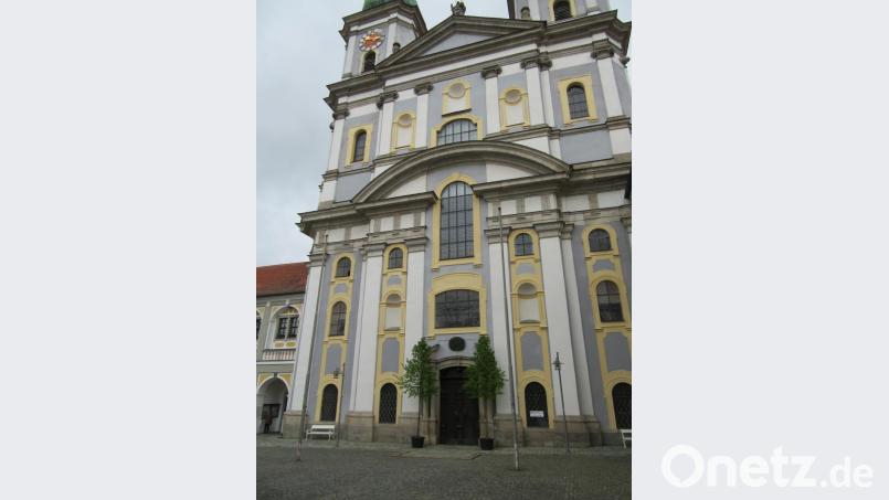Ein erster Akzent zum Jubiläum &quot;50 Jahre Basilika Waldsassen&quot; sind die beiden stattlichen Lindenbäume, die seit einigen Tagen das Hauptportal zieren. Bild: kgg