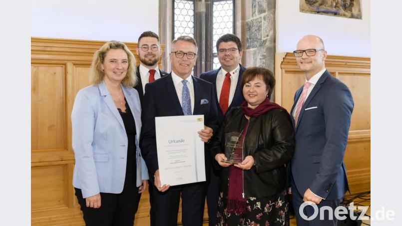 Die Verleihung des Preises. Das Foto zeigt Bayerns Sozialministerin Kerstin Schreyer, mit dem Preisträger aus der Oberpfalz vertreten durch (v.L.) Sven Lehner, Erster Bürgermeister Franz Stahl, Holger Schedl, Quartiersmanagerin Cornelia Stahl und Laudator Thomas Unger Bild: StMAS/Uwe Niklas – Gute Fotografie