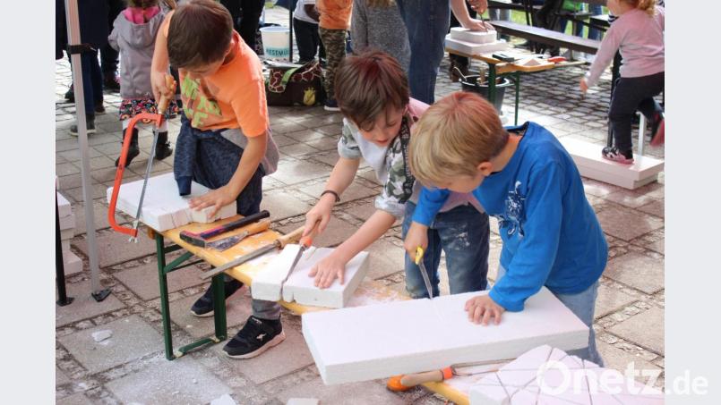 Kinder sägen aus Ytong verschiedene Figuren aus. Bild: alr