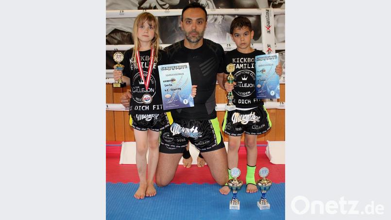 Die Kickboxer und ihr Trainer (von links) Smilla Heidenreich, Trainer Jose Callejon und Noah Callejon freuen sich über die Turniererfolge. Bild: R. Kreuzer