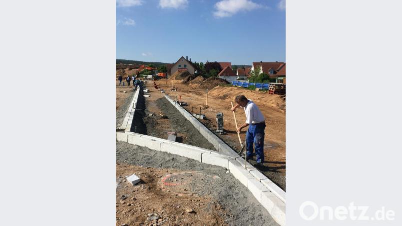 In der Anton-Scheidler-Straße, die von der Langwiedstraße abzweigt, werden seit dieser Woche die Bordsteine gesetzt. Bild: ihl