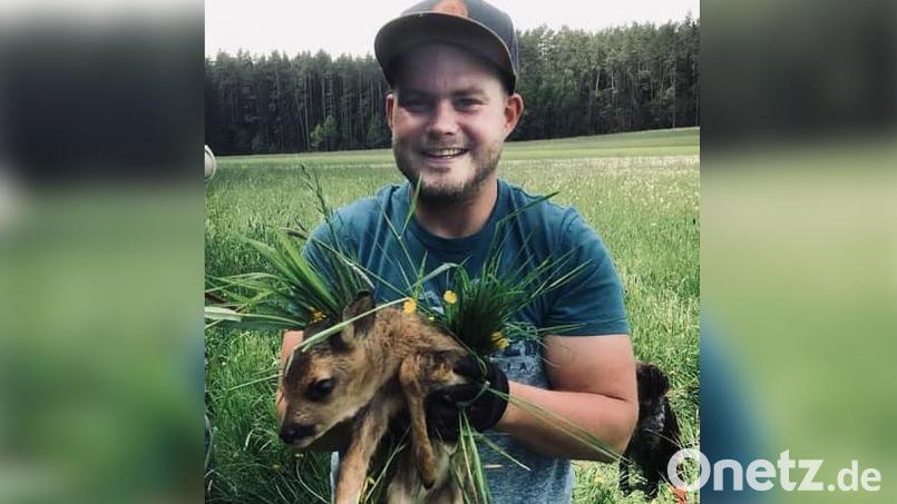 Julian Götz vom Gutshof Heringnohe bei Vilseck verdient sich langsam den Titel "Bambi-Retter". Bild: mlg