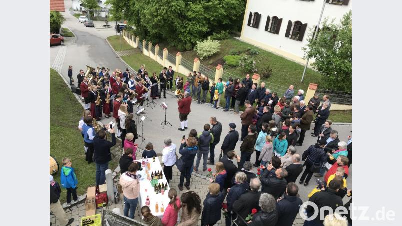 Vor der Pfarrkirche Ottering geben die Musiker der Jugendblaskapelle Parkstein ein Standkonzert. Bild: myd