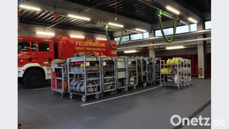 Nach und nach füllen sich die Räumlichkeiten des neuen Feuewehrgerätehauses an der Mitterteicher Straße. Während das erste Fahrzeug und weitere Ausrüstung bereits eingezogen ist, folgen Ende Mai die letzten Geräte sowie die Schutzkleidungen der Feuerwehrler. Bild: exb