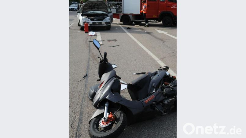 Der 76-jährige Fahrer dieses Rollers schwebte am Freitag bei Redaktionsschluss in Lebensgefahr. Bild: gfr