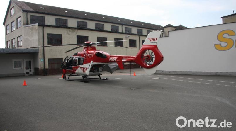 Vorsorglich wurde auch der Rettungshubschrauber verständigt. Landeort war das nahe Werksgelände. Bild: wro