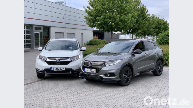 Der große Honda CR-V (links) und das etwas kompaktere SUV HR-V gehen komplett überarbeitet an den Start. Im CR-V bieten die Japaner erstmals in Europa einen Hybridantrieb und sieben Sitzplätze an. Bild: Michael Ascherl