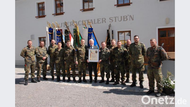 Die Pateneinheit würdigte die lange Patenschaft mit einer Ehrenurkunde Bild: pop