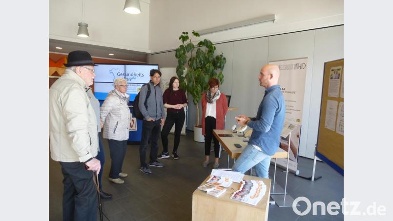 Interessiert lauschten die Besucher den Erklärungen der Aussteller. Die Vertreter der TH Deggendorf und der OTH Amberg-Weiden nahmen wertvolle Anregungen für die weitere Forschung mit. Bild: bk