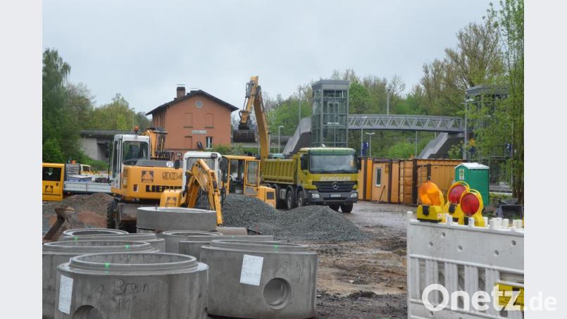 Gut ein Jahr vergeht, bis sich die zwei Fahrstühle auf beiden Seiten der Bahnüberquerung (hinten rechts) in Bewegung setzen. Wesentlich schneller soll es bei der Park-and-Ride-Anlage gehen. Bürgermeister Werner Prucker geht hier von einer dreimonatigen Bauzeit aus. Bild: Benkhardt