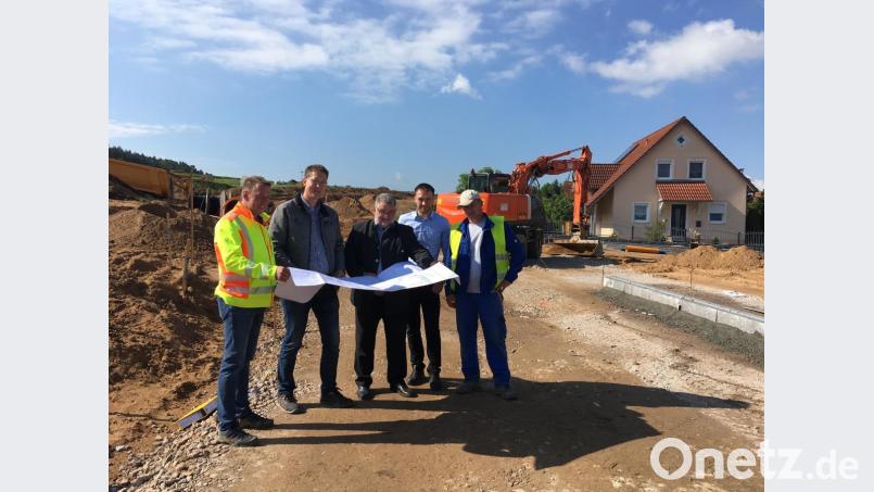 Die Erschließung des Baugebietes Hirtenleite III in Diendorf läuft auf Hochtouren. Wenn das Wetter keinen Strich durch die Rechnung macht, sollen im August die Tiefbauarbeiter abziehen. Bild: ihl