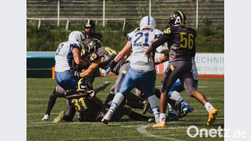 Die Verteidigung der Mad Bulldogs (dunkle Trikots) ist eine der stärksten in der Landesliga Mitte. Daran werden sich die Dragons aus Bayreuth am Sonntag wohl ein ums andere Mal die Zähne ausbeißen. Bild: Julie Harrer