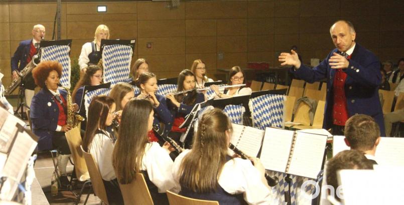 Der musikalische Leiter der Jugendblaskapelle in der Volkshochschule, Anton Lautenschlager (rechts), gab beim Frühjahrskonzert den Dirigentenstab weiter. Bild: Hirsch