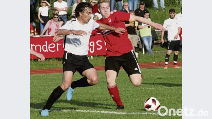 Die SpVgg Pfreimd empfängt am Sonntag um 16 Uhr den FC Kosova Regensburg zum Relegations-Rückspiel. Das Hinspiel verloren die Pfreimder, rechts Dennis Lobinger im Zweikampf mit Enkel Alikaj, mit 0:1. Bild: Hirsch