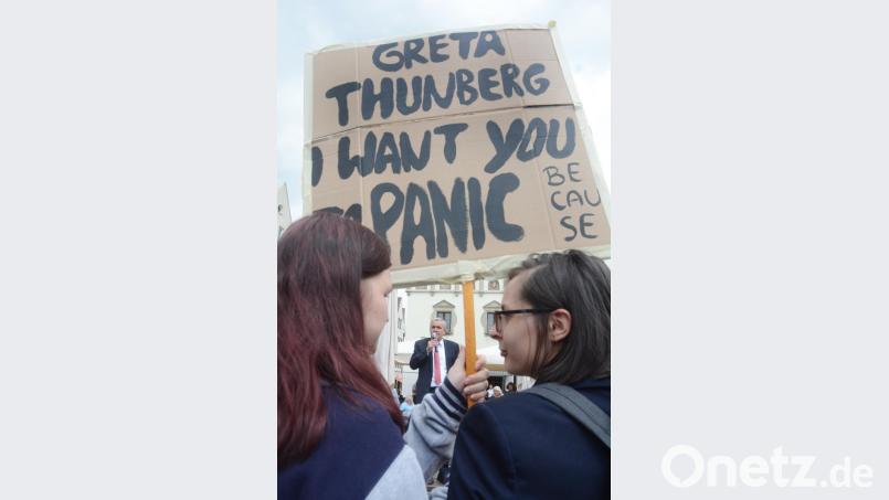 Schülerinnen zeigen Unterstützung mit ihrem Schild. Bild: Gabi Schönberger
