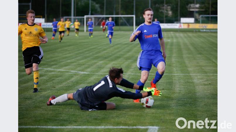 Der Etzenrichter Stürmer Martin Pasieka kommt zwei Schritte zu spät: Das Relegations-Hinspiel zwischen dem SV Hahnbach und SV Etzenricht endete 3:3. Das Rückspiel am Sonntag eröffnet für beide Mannschaften noch Optionen. Bild: otr